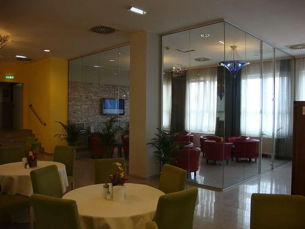Lenas Donau Hotel Vienna